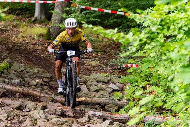 05.09.2026, GER, MTB Mountainbike XCO (Cross-Country Olympic), Saison 26, Junioren Maenner Frauen, XCO-Bikecup Mitteldeutsche Meisterschaft org. RSC Waltershausen e.V. Frank Arndt (Dresdner Sportclub 1898 e.V., Masters 2) Nach einem Jahr Pause kehrte der XCO Bikecup in Bad Tabarz am Datenberg zum Finallauf auf eine der beliebtesten Rennstrecken der Serie zurück. Bad Tabarz ist ein traditionsreicher Austragungsort für den MTB in verschiedenen Disziplienen. In den vergangenen Jahren war der Datenberg bereits Schauplatz mehrerer Mitteldeutscher Meisterschaften im XCO sowie von Rennen der MTB-XCO-Nachwuchssichtung von German Cycling. Die anspruchsvolle Strecke hat sich damit überregional einen Namen gemacht und bietet beste Voraussetzungen für ein packendes Saisonfinale.Die abwechslungsreiche Strecke am Datenberg bietet dabei alles, was modernes Cross-Country-Racing ausmacht, technisch anspruchsvolle Passagen, steile Anstiege, schnelle Abfahrten und jede Menge Herausforderungen, bei denen Fahrtechnik, Kondition und Können gefragt sind. 99891 Bad Tabarz Gartenstraße Thüringer Wald Thüringen Deutschland