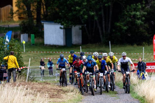 05.09.2026, GER, MTB Mountainbike XCO (Cross-Country Olympic), Saison 26, Junioren Maenner Frauen, XCO-Bikecup Mitteldeutsche Meisterschaft org. RSC Waltershausen e.V. Christian Plessing (MT Melsungen, Masters 2), Marcus Lehmann (Hallzig Express, Masters 2), Felix Kertzscher (RadUnion Halle e.V., Masters 1), Tobias Trautmann (White-Rock e.V., Masters 1) Nach einem Jahr Pause kehrte der XCO Bikecup in Bad Tabarz am Datenberg zum Finallauf auf eine der beliebtesten Rennstrecken der Serie zurück. Bad Tabarz ist ein traditionsreicher Austragungsort für den MTB in verschiedenen Disziplienen. In den vergangenen Jahren war der Datenberg bereits Schauplatz mehrerer Mitteldeutscher Meisterschaften im XCO sowie von Rennen der MTB-XCO-Nachwuchssichtung von German Cycling. Die anspruchsvolle Strecke hat sich damit überregional einen Namen gemacht und bietet beste Voraussetzungen für ein packendes Saisonfinale.Die abwechslungsreiche Strecke am Datenberg bietet dabei alles, was modernes Cross-Country-Racing ausmacht, technisch anspruchsvolle Passagen, steile Anstiege, schnelle Abfahrten und jede Menge Herausforderungen, bei denen Fahrtechnik, Kondition und Können gefragt sind. 99891 Bad Tabarz Gartenstraße Thüringer Wald Thüringen Deutschland