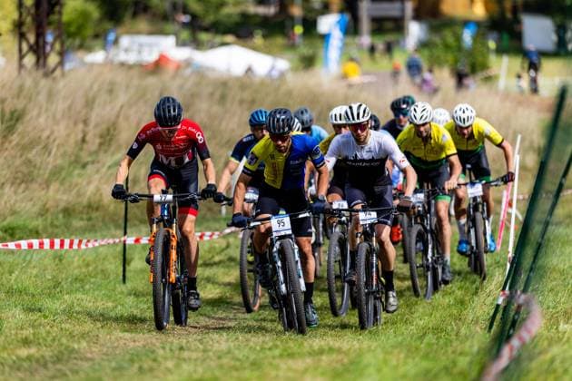 05.09.2026, GER, MTB Mountainbike XCO (Cross-Country Olympic), Saison 26, Junioren Maenner Frauen, XCO-Bikecup Mitteldeutsche Meisterschaft org. RSC Waltershausen e.V. Christian Plessing (MT Melsungen, Masters 2), Tobias Trautmann (White-Rock e.V., Masters 1), Felix Kertzscher (RadUnion Halle e.V., Masters 1) Nach einem Jahr Pause kehrte der XCO Bikecup in Bad Tabarz am Datenberg zum Finallauf auf eine der beliebtesten Rennstrecken der Serie zurück. Bad Tabarz ist ein traditionsreicher Austragungsort für den MTB in verschiedenen Disziplienen. In den vergangenen Jahren war der Datenberg bereits Schauplatz mehrerer Mitteldeutscher Meisterschaften im XCO sowie von Rennen der MTB-XCO-Nachwuchssichtung von German Cycling. Die anspruchsvolle Strecke hat sich damit überregional einen Namen gemacht und bietet beste Voraussetzungen für ein packendes Saisonfinale.Die abwechslungsreiche Strecke am Datenberg bietet dabei alles, was modernes Cross-Country-Racing ausmacht, technisch anspruchsvolle Passagen, steile Anstiege, schnelle Abfahrten und jede Menge Herausforderungen, bei denen Fahrtechnik, Kondition und Können gefragt sind. 99891 Bad Tabarz Gartenstraße Thüringer Wald Thüringen Deutschland