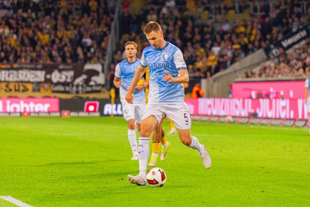 Deutschland: 2.Bundesliga, Saison 2026 2027, 05.09.2026, 4. Spieltag, SG Dynamo Dresden vs VfL Bochum, Rudolf-Harbig-Stadion : Karol Mets (VfL Bochum, 5) am Ball *** Germany 2. Bundesliga, 2026–2027 Season, September 5, 2026, Matchday 4, SG Dynamo Dresden vs. VfL Bochum, Rudolf Harbig Stadium, Karol Mets (VfL Bochum), 5 on the ball Copyright: xMichellexLukax