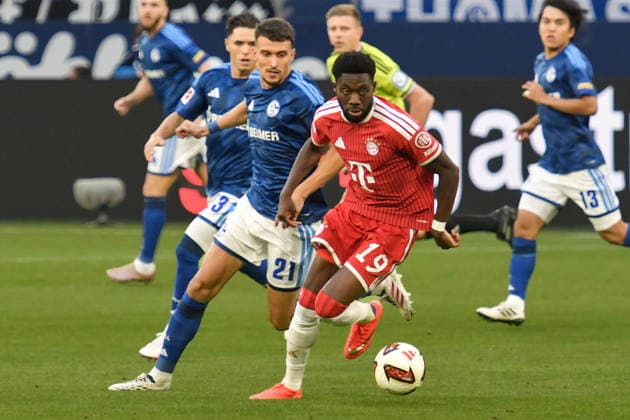 v. li. im Zweikampf Dejan Ljubicic (Schalke 21) Alphonso Davies (Muenchen 19) 05.09.2026 ¢ Fussball ¢ FC Schalke 04 vs FC Bayern Muenchen, Veltins-Arena, Gelsenkirchen, DFB DFL REGULATIONS PROHIBIT ANY USE OF PHOTOGRAPHS AS IMAGE SEQUENCES AND OR QUASI-VIDEO NRW Germany *** From left: Dejan Ljubicic (Schalke 21) and Alphonso Davies (Munich) in a one-on-one duel, May 9, 2026 ¢ Soccer ¢ FC Schalke 04 vs. FC Bayern Munich, Veltins Arena, Gelsenkirchen, DFB DFL regulations prohibit any use of photographs as image sequences and or quasi-video NRW Germany Copyright: xpepphotox xSaschaxWeizx pep00321, pep_20260905_hm