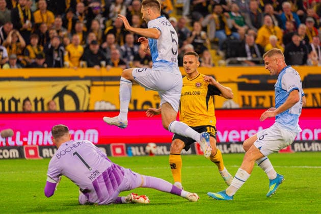 Deutschland: 2.Bundesliga, Saison 2026 2027, 05.09.2026, 4. Spieltag, SG Dynamo Dresden vs VfL Bochum, Rudolf-Harbig-Stadion : Timo Horn (VfL Bochum, 1), Karol Mets (VfL Bochum, 5) Jakob Lemmer (SG Dynamo Dresden, 10), im Zweikampf *** Germany 2. Bundesliga, 2026–2027 Season, September 5, 2026, Matchday 4, SG Dynamo Dresden vs. VfL Bochum, Rudolf Harbig Stadium: Timo Horn (VfL Bochum), 1; Karol Mets (VfL Bochum), 5; Jakob Lemmer (SG Dynamo Dresden), 10, in a tackle Copyright: xMichellexLukax