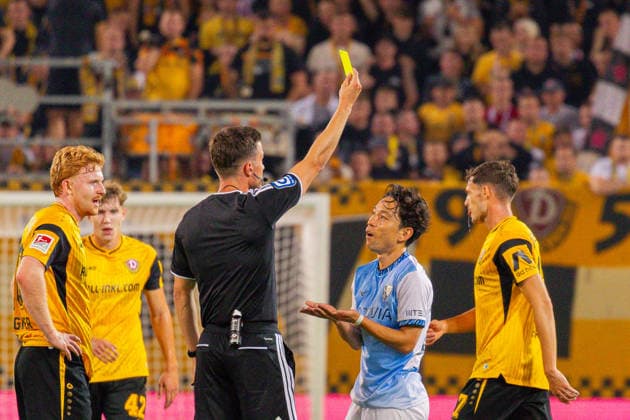 Deutschland: 2.Bundesliga, Saison 2026 2027, 05.09.2026, 4. Spieltag, SG Dynamo Dresden vs VfL Bochum, Rudolf-Harbig-Stadion : Harm Osmers (Schiedsrichter) mit Gelber Karte für Koji Miyoshi (VfL Bochum, 23) *** Germany 2. Bundesliga, 2026–2027 Season, September 5, 2026, Matchday 4, SG Dynamo Dresden vs. VfL Bochum, Rudolf Harbig Stadium; Harm Osmers, referee, issued a yellow card to Koji Miyoshi of VfL Bochum, 23 Copyright: xMichellexLukax