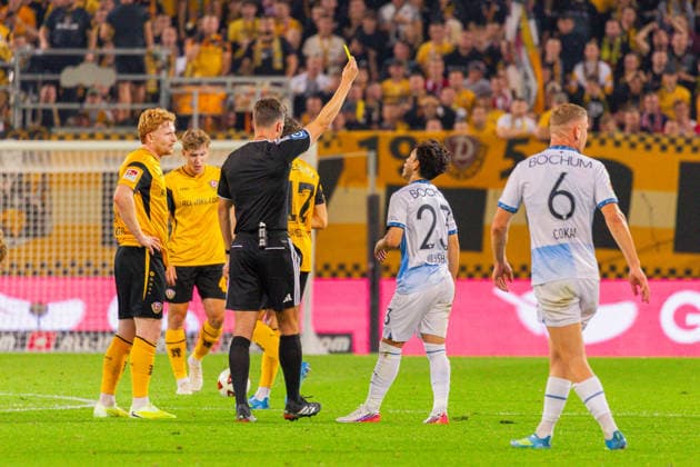 Deutschland: 2.Bundesliga, Saison 2026 2027, 05.09.2026, 4. Spieltag, SG Dynamo Dresden vs VfL Bochum, Rudolf-Harbig-Stadion : Harm Osmers (Schiedsrichter) mit Gelber Karte für Koji Miyoshi (VfL Bochum, 23) *** Germany 2. Bundesliga, 2026–2027 Season, September 5, 2026, Matchday 4, SG Dynamo Dresden vs. VfL Bochum, Rudolf Harbig Stadium; Harm Osmers, referee, issued a yellow card to Koji Miyoshi of VfL Bochum, 23 Copyright: xMichellexLukax