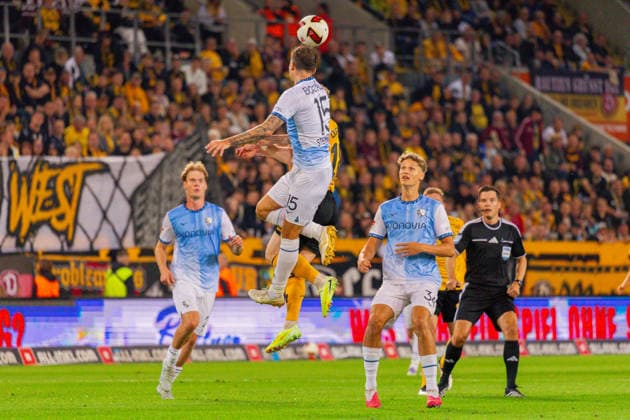 Deutschland: 2.Bundesliga, Saison 2026 2027, 05.09.2026, 4. Spieltag, SG Dynamo Dresden vs VfL Bochum, Rudolf-Harbig-Stadion : Michael Steinwender (VfL Bochum, 15) im Kopfball Duell gegen Robert Wagner (SG Dynamo Dresden, 18) *** Germany 2. Bundesliga, 2026–2027 Season, September 5, 2026, Matchday 4, SG Dynamo Dresden vs. VfL Bochum, Rudolf Harbig Stadium, Michael Steinwender (VfL Bochum), 15, in a header duel against Robert Wagner (SG Dynamo Dresden), 18 Copyright: xMichellexLukax