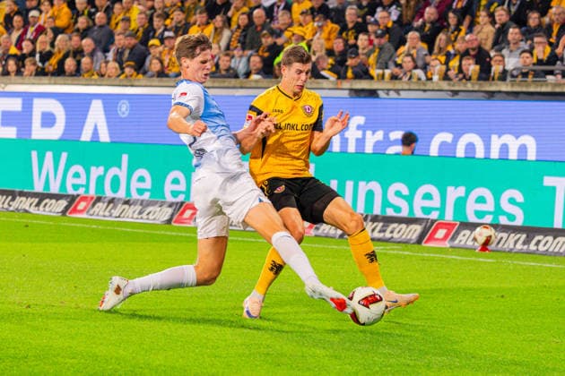 Deutschland: 2.Bundesliga, Saison 2026 2027, 05.09.2026, 4. Spieltag, SG Dynamo Dresden vs VfL Bochum, Rudolf-Harbig-Stadion : Oliver Olsen (VfL Bochum,13) im Zweikampf gegen Jakob Lemmer (SG Dynamo Dresden, 10) *** Germany 2. Bundesliga, 2026–2027 Season, September 5, 2026, Matchday 4, SG Dynamo Dresden vs. VfL Bochum, Rudolf Harbig Stadium: Oliver Olsen (VfL Bochum, No. 13) in a tackle against Jakob Lemmer (SG Dynamo Dresden, No. 10) Copyright: xMichellexLukax