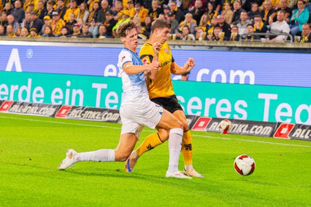 Deutschland: 2.Bundesliga, Saison 2026 2027, 05.09.2026, 4. Spieltag, SG Dynamo Dresden vs VfL Bochum, Rudolf-Harbig-Stadion : Oliver Olsen (VfL Bochum,13) im Zweikampf gegen Jakob Lemmer (SG Dynamo Dresden, 10) *** Germany 2. Bundesliga, 2026–2027 Season, September 5, 2026, Matchday 4, SG Dynamo Dresden vs. VfL Bochum, Rudolf Harbig Stadium: Oliver Olsen (VfL Bochum, No. 13) in a tackle against Jakob Lemmer (SG Dynamo Dresden, No. 10) Copyright: xMichellexLukax