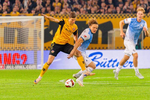 Deutschland: 2.Bundesliga, Saison 2026 2027, 05.09.2026, 4. Spieltag, SG Dynamo Dresden vs VfL Bochum, Rudolf-Harbig-Stadion : Alexander Rossipal (SG Dynamo Dresden, 19) im Zweikampf gegen Christian Rasmussen (VfL Bochum, 7) *** Germany 2. Bundesliga, 2026–2027 Season, September 5, 2026, Matchday 4, SG Dynamo Dresden vs. VfL Bochum, Rudolf Harbig Stadium Alexander Rossipal of SG Dynamo Dresden, No. 19, in a tackle against Christian Rasmussen of VfL Bochum, No. 7 Copyright: xMichellexLukax