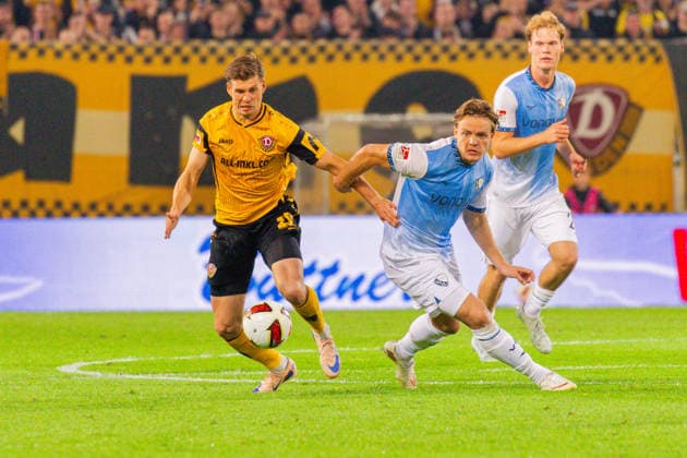 Deutschland: 2.Bundesliga, Saison 2026 2027, 05.09.2026, 4. Spieltag, SG Dynamo Dresden vs VfL Bochum, Rudolf-Harbig-Stadion : Alexander Rossipal (SG Dynamo Dresden, 19) im Zweikampf gegen Christian Rasmussen (VfL Bochum, 7) *** Germany 2. Bundesliga, 2026–2027 Season, September 5, 2026, Matchday 4, SG Dynamo Dresden vs. VfL Bochum, Rudolf Harbig Stadium Alexander Rossipal of SG Dynamo Dresden, No. 19, in a tackle against Christian Rasmussen of VfL Bochum, No. 7 Copyright: xMichellexLukax