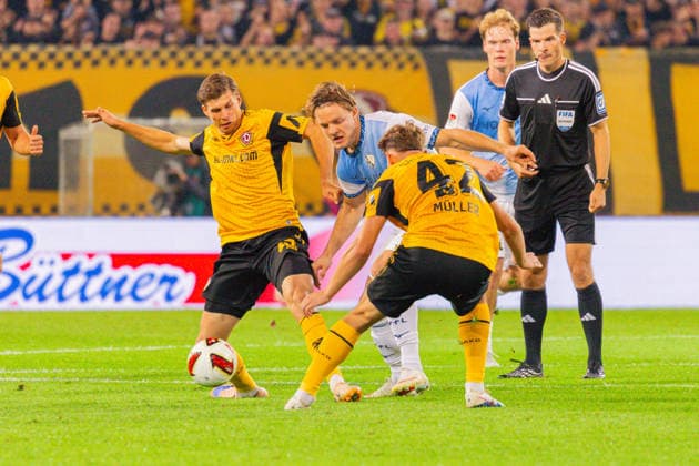 Deutschland: 2.Bundesliga, Saison 2026 2027, 05.09.2026, 4. Spieltag, SG Dynamo Dresden vs VfL Bochum, Rudolf-Harbig-Stadion : Alexander Rossipal (SG Dynamo Dresden, 19) im Zweikampf gegen Christian Rasmussen (VfL Bochum, 7), Friedrich Müller (SG Dynamo Dresden, 42) *** Germany 2. Bundesliga, 2026–2027 Season, September 5, 2026, Matchday 4, SG Dynamo Dresden vs. VfL Bochum, Rudolf Harbig Stadium Alexander Rossipal (SG Dynamo Dresden), 19, in a tackle against Christian Rasmussen (VfL Bochum), 7, Friedrich Müller (SG Dynamo Dresden), 42 Copyright: xMichellexLukax