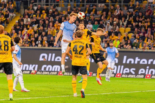Deutschland: 2.Bundesliga, Saison 2026 2027, 05.09.2026, 4. Spieltag, SG Dynamo Dresden vs VfL Bochum, Rudolf-Harbig-Stadion : Tom Meyer (VfL Bochum, 34) im Kopfball Duell gegen Tobias Raschl (SG Dynamo Dresden, 21) *** Germany 2. Bundesliga, 2026–2027 Season, September 5, 2026, Matchday 4, SG Dynamo Dresden vs. VfL Bochum, Rudolf Harbig Stadium. Tom Meyer (VfL Bochum), 34, in a header duel against Tobias Raschl (SG Dynamo Dresden), 21 Copyright: xMichellexLukax