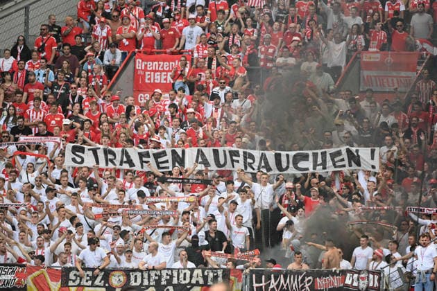 Ultras, Fans, Fanblock, Union Berlin Pyrotechnik, pyro, Rauchbombe, Brandfackel, Leuchtfackel, Demo, Fussball 1. Bundesliga, 2.Spieltag, matchday2, Bayer Leverkusen (LEV) - 1. FC Union Berlin (UB) 4-0 am 18.04.2026 in Leverkusen Deutschland. DFL regulations prohibit any use of photographs as image sequences and or quasi-video Â *** Ultras, fans, fan section, Union Berlin pyrotechnics, pyro, smoke bomb, flare, torch, demonstration, soccer, Bundesliga 1, Matchday 2, matchday2, Bayer Leverkusen LEV 1 FC Union Berlin UB 4–0 on April 18, 2026, in Leverkusen, Germany. DFL regulations prohibit the use of photographs as image sequences and or quasi-video. Â