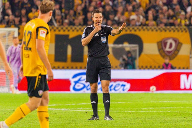 Deutschland: 2.Bundesliga, Saison 2026 2027, 05.09.2026, 4. Spieltag, SG Dynamo Dresden vs VfL Bochum, Rudolf-Harbig-Stadion : Harm Osmers (Schiedsrichter) Geste, Gestik *** Germany 2. Bundesliga, 2026–2027 Season, September 5, 2026, Matchday 4, SG Dynamo Dresden vs. VfL Bochum, Rudolf Harbig Stadium, Harm Osmers, Referee Gesture, Body Language Copyright: xMichellexLukax