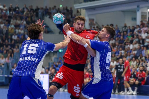 05.09.2026, xsefx, Handball, 1. HBL, VfL Gummersbach - MT Melsungen, Saison 2026 2027 Herren, Schwalbe-Arena: Olle Forsell Schefvert (MT Melsungen 25) im Zweikampf gegen Miro Schluroff (VfL Gummersbach 15) und Stepan Zeman (VfL Gummersbach 66) Nordrhein-Westfalen Deutschland