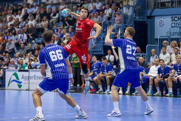 05.09.2026, xsefx, Handball, 1. HBL, VfL Gummersbach - MT Melsungen, Saison 2026 2027 Herren, Schwalbe-Arena: Aaron Mensing (MT Melsungen 33) im Wurf gegen Kristjan Horzen (VfL Gummersbach 27) und Stepan Zeman (VfL Gummersbach 66) Nordrhein-Westfalen Deutschland