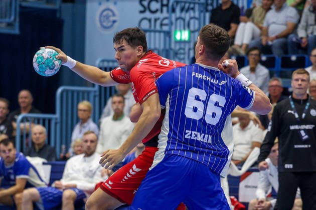 05.09.2026, xsefx, Handball, 1. HBL, VfL Gummersbach - MT Melsungen, Saison 2026 2027 Herren, Schwalbe-Arena: Daniel Dujshebaev (MT Melsungen 24) im Zweikamp gegen Stepan Zeman (VfL Gummersbach 66) Nordrhein-Westfalen Deutschland
