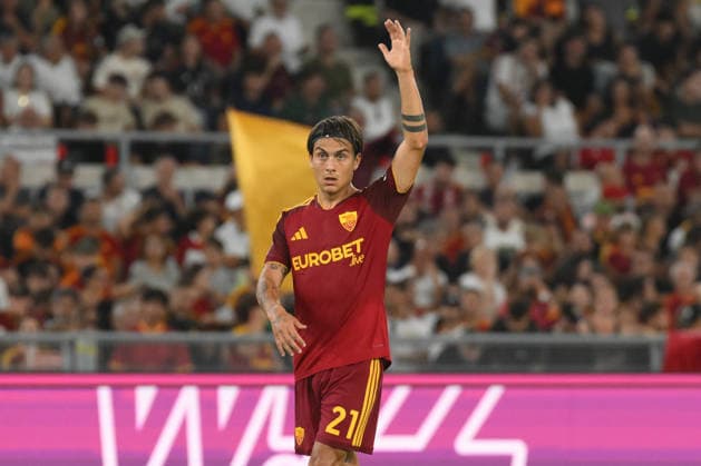 IPA88167446 - Paulo Dybala of AS Roma gestures during the Serie A Enelive match between AS Roma and Atalanta BC at the Olimpico Stadium  Copyright: xAgostinoxGemito IPAxSportx xx 88167446
