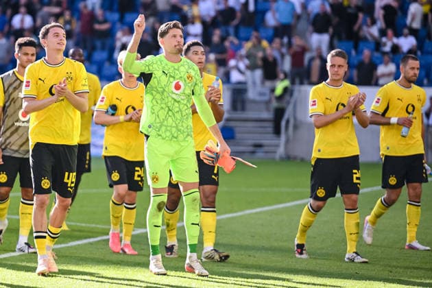 Luca Reggiani (Borussia Dortmund)m Fabio Silva (Borussia Dortmund) und Joey Veerman (Borussia Dortmund) feiern den Sieg mit den Fans waehrend des spiels der 1. Bundesliga zwischen TSG Hoffenheim und Borussia Dortmund, SNP Arena am 05. September 2026 in Sinsheim, Deutschland. (Foto von Harry Langer DeFodi Images) +++ Luca Reggiani (Borussia Dortmund)m Fabio Silva (Borussia Dortmund) und Joey Veerman (Borussia Dortmund) celebrate the victory with the fans during the Bundesliga match between TSG Hoffenheim and Borussia Dortmund at SNP Arena on September 5, 2026 in Sinsheim, Germany. (Photo by Harry Langer DeFodi Images) DFB DFL REGULATIONS PROHIBIT ANY USE OF PHOTOGRAPHS AS IMAGE SEQUENCES AND OR QUASI-VIDEO. (Photo by Harry Langer DeFodi Images) DFB DFL REGULATIONS PROHIBIT ANY USE OF PHOTOGRAPHS AS IMAGE SEQUENCES AND OR QUASI-VIDEO. - *** Luca Reggiani (Borussia Dortmund), Fabio Silva (Borussia Dortmund), and Joey Veerman (Borussia Dortmund) celebrate the victory with the fans during the Bundesliga 1 match between TSG Hoffenheim and Borussia Dortmund, SNP Arena on September 5, 2026, in Sinsheim, Germany. Photo by Harry Langer, DeFodi Images. Luca Reggiani (Borussia Dortmund), Fabio Silva (Borussia Dortmund), and Joey Veerman (Borussia Dortmund) celebrate the victory with the fans during the Bundesliga match between TSG Hoffenheim and Borussia Dortmund at SNP Arena on September 5, 2026 in Sinsheim, Germany. Photo by Harry Langer, DeFodi Images. DFB and DFL regulations prohibit any use of photographs as image sequences and or quasi-video. Photo by Harry Langer, DeFodi Images. DFB and DFL regulations prohibit any use of photographs as imSEQUENCES AND OR QUASI-VIDEO