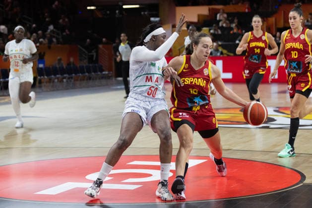 Spain Vs Mali in Berlin, Germany - 05 Sep 2026 Djeneba N Diaye of Mali (L) and Maria Conde (R) of Spain seen in action during the 2026 FIBA Women s World Cup between Mali and Spain at Max-Schmeling-Halle. Final score; Mali 82:73 Spain. Berlin Germany Copyright: xNicholasxMullerx xSOPAxImagesx FIBAWCQUALSPMALI(6)