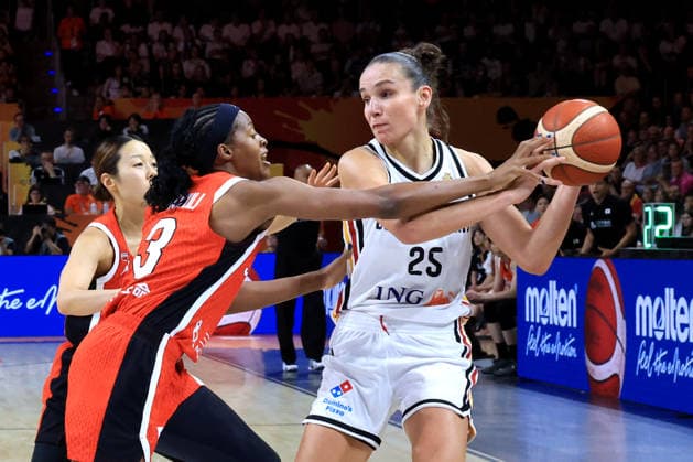 05.09.2026, GER, Basketball, Frauen , Basketball-WM, 2026, 1. Spieltag, Deutschland vs. Japan Clara Bielefeld ( Deutschland 25 ), Stephanie Mawuli ( Japan 3 ) Berlin Max-Schmeling-Halle Berlin Deutschland Copyright: xNordphotox xEnglerx