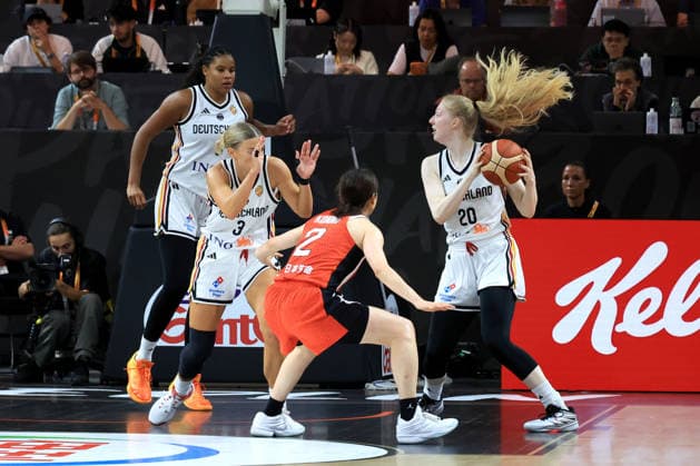 05.09.2026, GER, Basketball, Frauen , Basketball-WM, 2026, 1. Spieltag, Deutschland vs. Japan Frieda Buehner ( Deutschland 20 ), Nyara Sabally ( Deutschland 8 ), Alexandra Wilke ( Deutschland 3 ), Norika Konno ( Japan 2 ) Berlin Max-Schmeling-Halle Berlin Deutschland Copyright: xNordphotox xEnglerx