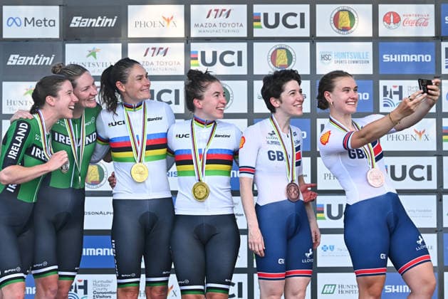 2026 UCI Para-cycling Road World Championships Picture by Mathew Wells SWpix.com - 05 09 2026 - Cycling - 2026 UCI Para-cycling Road World Championships - Huntsville, Alabama, United States of America - Women B Individual Time Trial (ITT) podium - Katie-George Dunlevy piloted by Linda Kelly (Ireland), Sinead Greenan piloted by Alice Sharpe (Ireland) and Sophie Unwin piloted by Jenny Holl (Great Britain) take a selfie Huntsville Cummings Research Park United States of America Copyright: x xSWpix.comx(t axPhotographyxHubxLtd)xMathewxWells SWpix.comx SWP-3030-22838