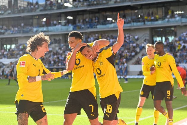 Torjubel DO nach Tor zum 2-3 mit v.re:Ethan Chidebere NWANERI (Borussia Dortmund), Jobe BELLINGHAM (Borussia Dortmund), Fabio SILVA (Borussia Dortmund). Jubel,Freude,Begeisterung, Fussball 1. Bundesliga Saison 2026 2027, 2.Spieltag, Spieltag02,, TSG 1899 Hoffenheim - Borussia Dortmund 2-3 am 05.09.2026 , SNP ARENA *** Goal celebration on Sunday after the 2-3 goal, featuring Ethan Chidebere NWANERI (Borussia Dortmund), Jobe BELLINGHAM (Borussia Dortmund), and Fabio SILVA (Borussia Dortmund)—celebration, joy, excitement, soccer, Bundesliga Season 2026–2027, Matchday 2, Matchday 02, TSG 1899 Hoffenheim vs. Borussia Dortmund 2–3 on September 5, 2026, SNP Arena