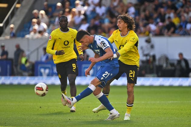 Fabio SILVA (Borussia Dortmund), Aktion,Zweikampf gegen Albian HAJDARI (1899 Hoffenheim). Fussball 1. Bundesliga Saison 2026 2027, 2.Spieltag, Spieltag02,, TSG 1899 Hoffenheim - Borussia Dortmund 2-3 am 05.09.2026 , SNP ARENA *** Fabio SILVA, Borussia Dortmund, Action, Tackle against Albian HAJDARI, 1899 Hoffenheim, Soccer, Bundesliga, 2026–2027 Season, Matchday 2, Matchday 02, TSG 1899 Hoffenheim vs. Borussia Dortmund 2–3 on September 5, 2026, SNP ARENA