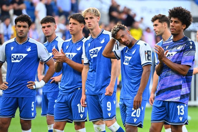 Spieler Hoffenheim nach Spielende, Enttaeuschung,Frust,enttaeuscht, frustriert,niedergeschlagen, Teamfoto,Team,Mannschaft,Mannschaftsfoto, v.li:Ozan KABAK (1899 Hoffenheim),Muhammad DAMAR (1899 Hoffenheim),IMax Moerstedt (1899 Hoffenheim) , Bambasse Conte (1899 Hoffenheim), BERNARDO (1899 Hoffenheim) Fussball 1. Bundesliga Saison 2026 2027, 2.Spieltag, Spieltag02,, TSG 1899 Hoffenheim - Borussia Dortmund 2-3 am 05.09.2026 , SNP ARENA *** Hoffenheim players after the game: disappointment, frustration, disappointed, frustrated, dejected; team photo, team, squad, team photo; from left: Ozan KABAK 1899 Hoffenheim,Muhammad DAMAR 1899 Hoffenheim, IMax Moerstedt 1899 Hoffenheim, Bambasse Conte 1899 Hoffenheim, BERNARDO 1899 Hoffenheim Soccer 1st Bundesliga Season 2026–2027, Matchday 2, Matchday 02, TSG 1899 Hoffenheim vs. Borussia Dortmund 2–3 on September 5, 2026, SNP ARENA