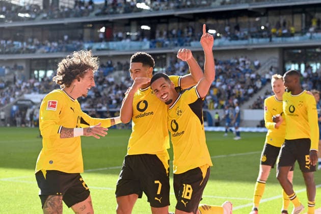 Torjubel v.re: Ethan Chidebere NWANERI (Borussia Dortmund) , Jobe BELLINGHAM (Borussia Dortmund), Fabio SILVA (Borussia Dortmund) nach Eigentor zum 2-3,Tor. Jubel,Freude,Begeisterung,Aktion. Fussball 1. Bundesliga Saison 2026 2027, 2.Spieltag, Spieltag02,, TSG 1899 Hoffenheim - Borussia Dortmund 2-3 am 05.09.2026 , SNP ARENA *** Goal celebration by Ethan Chidebere NWANERI (Borussia Dortmund), Jobe BELLINGHAM (Borussia Dortmund), and Fabio SILVA (Borussia Dortmund) after an own goal made the score 2–3; goal celebration, joy, excitement, action; soccer, Bundesliga, 2026–2027 season, Matchday 2, Matchday 02, TSG 1899 Hoffenheim vs. Borussia Dortmund 2–3 on September 5, 2026, SNP Arena