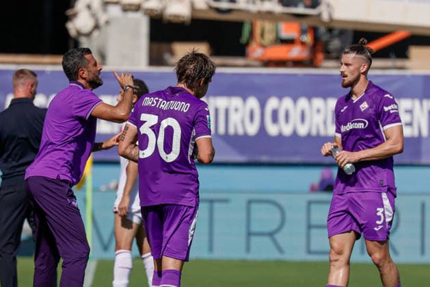 SOCCER - Serie A - ACF Fiorentina vs. Torino FC Photo by IPA ABACAPRESS.COM88170714 - Coach Fabio Grosso (Fiorentina) speaks with Dragusin (No. 3, Fiorentina) during the Serie A soccer match between ACF Fiorentina and Torino FC at Stadio Artemio Franchi in Florence, Italy Florence Italy  Copyright: xIPAxSport ABACAx