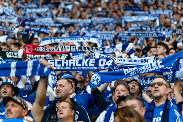 Deutschland: 1. Bundesliga 2026 2027, 2. Spieltag - FC Schalke 04 vs. FC Bayern München - 05.09.2026 - Veltins-Arena (Gelsenkirchen, Nordrhein-Westfalen) Fans Zuschauer Stimmung Schal *** Germany 1 Bundesliga 2026–2027, Matchday 2: FC Schalke 04 vs. FC Bayern Munich, September 5, 2026, Veltins Arena, Gelsenkirchen, North Rhine-Westphalia—Fans, Spectators, Atmosphere, Schalke Copyright: xCelinaxLeiersx