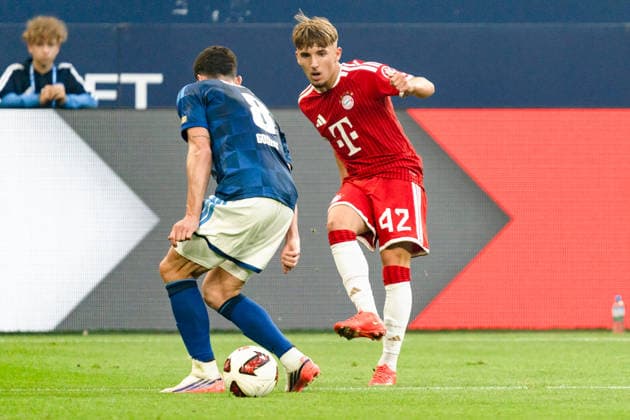Deutschland: 1. Bundesliga 2026 2027, 2. Spieltag - FC Schalke 04 vs. FC Bayern München - 05.09.2026 - Veltins-Arena (Gelsenkirchen, Nordrhein-Westfalen) Lennart Karl (FC Bayern München, 42) Robin Gosens (Schalke 04, 8) *** Germany 1 Bundesliga 2026–2027, Matchday 2: FC Schalke 04 vs. FC Bayern Munich, September 5, 2026, Veltins Arena, Gelsenkirchen, North Rhine-Westphalia; Lennart Karl (FC Bayern Munich), 42; Robin Gosens (Schalke 04), 8 Copyright: xCelinaxLeiersx