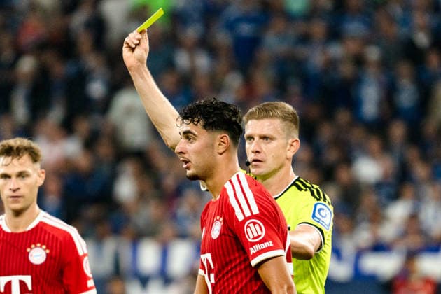 Deutschland: 1. Bundesliga 2026 2027, 2. Spieltag - FC Schalke 04 vs. FC Bayern München - 05.09.2026 - Veltins-Arena (Gelsenkirchen, Nordrhein-Westfalen) Robert Schröder (Schiedsrichter) Gelbe Karte Aleksandar Pavlovic (FC Bayern München, 45) *** Germany 1 Bundesliga 2026–2027, Matchday 2: FC Schalke 04 vs. FC Bayern Munich, September 5, 2026, Veltins Arena, Gelsenkirchen, North Rhine-Westphalia; Robert Schröder (referee); Yellow card: Aleksandar Pavlovic (FC Bayern Munich), 45 Copyright: xCelinaxLeiersx