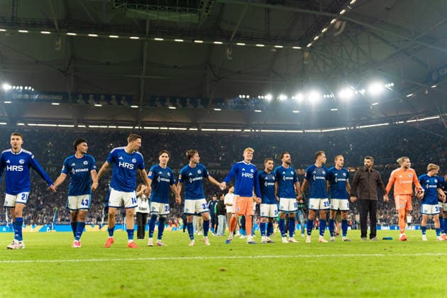 Deutschland: 1. Bundesliga 2026 2027, 2. Spieltag - FC Schalke 04 vs. FC Bayern München - 05.09.2026 - Veltins-Arena (Gelsenkirchen, Nordrhein-Westfalen) Dejan Ljubicic (Schalke 04, 21) Mertcan Ayhan (Schalke 04, 43) Janik Bachmann (Schalke 04, 14) Soufiane El-Faouzi (Schalke 04, 23) Vitalie Becker (Schalke 04, 33) Adil Aouchiche (Schalke 04, 24) Kenan Karaman (Schalke 04, 19) Nikola Katic (Schalke 04, 25) Timo Becker (Schalke 04, 5) Miron Muslic (Schalke 04, Trainer) Loris Karius (Schalke 04, 1) Jubel Freude Emotionen nach Abpfiff vor den Fans *** Germany 1 Bundesliga 2026–2027, Matchday 2: FC Schalke 04 vs. FC Bayern Munich, September 5, 2026, Veltins Arena, Gelsenkirchen, North Rhine-Westphalia; Dejan Ljubicic (Schalke 04), 21 Mertcan Ayhan (Schalke 04), 43 Janik Bachmann (Schalke 04), 14 Soufiane El Faouzi (Schalke 04), 23 Vitalie Becker (Schalke 04), 33 Adil Aouchiche (Schalke 04), 24 Kenan Karaman (Schalke 04), 19 Nikola Katic, Schalke 04; 25 Timo Becker, Schalke 04; 5 Miron Muslic, Schalke 04; Coach Loris Karius, Schalke 04; 1 Celebrations, joy, and emotions in front of the fans after the final whistle Copyright: xCelinaxLeiersx