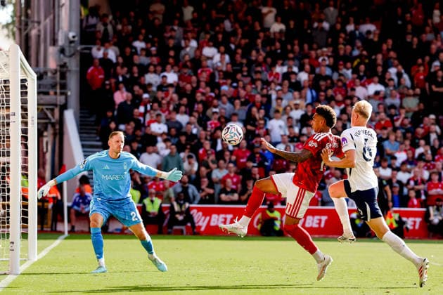 Nottingham Forest v Tottenham Hotspur, Premier League Nottingham Forest forward Igor Jesus (11) blocks ball from Tottenham Hotspur defender Jan Paul van Hecke (6) during the Premier League match between Nottingham Forest and Tottenham Hotspur at the City Ground, Nottingham, UK on 5 September 2026. Nottingham City Ground Nottinghamshire UK Editorial use only DataCo restrictions apply See www.football-dataco.com , Copyright: xManjitxNarotrax PSI-24805-0140