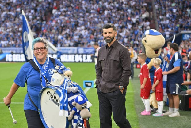 Trainer Miron Muslic (FC Schalke 04) sieht einer S04 Trommlerin nach, Fussball 1. Bundesliga, 2.Spieltag, FC Schalke 04 - FC Bayern München 0:0, am 05.09.2026 in Gelsenkirchen Deutschland. DFL regulations prohibit any use of photographs as image sequences and or quasi-video Â *** FC Schalke 04 coach Miron Muslic watches an S04 drum major, Soccer, Bundesliga, Matchday 2, FC Schalke 04 vs. FC Bayern Munich 0–0, on September 5, 2026, in Gelsenkirchen, Germany. DFL regulations prohibit any use of photographs as image sequences and or quasi-video.