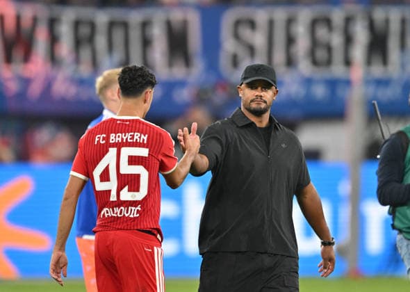 Trainer Vincent Kompany (Bayern München) klatscht Aleksandar Pavlovic (Bayern München) nach dem Spiel ab. Fussball 1. Bundesliga, 2.Spieltag, FC Schalke 04 - FC Bayern München 0:0, am 05.09.2026 in Gelsenkirchen Deutschland. DFL regulations prohibit any use of photographs as image sequences and or quasi-video Â *** Bayern Munich coach Vincent Kompany high-fives Aleksandar Pavlovic of Bayern Munich after the game. Soccer, Bundesliga 1, Matchday 2, FC Schalke 04 vs. FC Bayern Munich 0–0, on September 5, 2026, in Gelsenkirchen, Germany. DFL regulations prohibit any use of photographs as image sequences and or quasi-video.