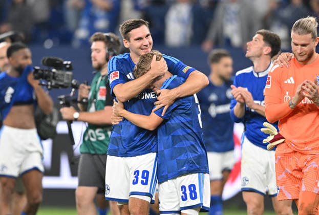 S04 auf der Ehrenrunde, (l-r) Max Woeber (Wöber)(FC Schalke 04), Luca Vozar (FC Schalke 04). Fussball 1. Bundesliga, 2.Spieltag, FC Schalke 04 - FC Bayern München 0:0, am 05.09.2026 in Gelsenkirchen Deutschland. DFL regulations prohibit any use of photographs as image sequences and or quasi-video Â *** S04 on the victory lap; from left to right: Max Wöber (FC Schalke 04), Luca Vozar, FC Schalke 04, Soccer, Bundesliga 1, Matchday 2, FC Schalke 04 vs. FC Bayern Munich 0–0, on September 5, 2026, in Gelsenkirchen, Germany. DFL regulations prohibit any use of photographs as image sequences and or quasi-video.