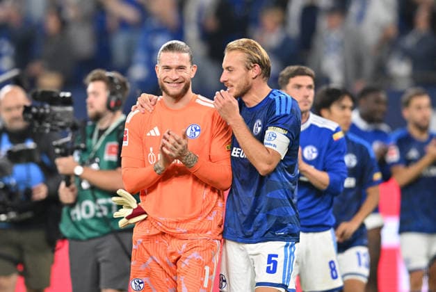 S04 auf der Ehrenrunde, (l-r) Torwart Loris Karius (FC Schalke 04), Timo Becker (FC Schalke 04) Fussball 1. Bundesliga, 2.Spieltag, FC Schalke 04 - FC Bayern München 0:0, am 05.09.2026 in Gelsenkirchen Deutschland. DFL regulations prohibit any use of photographs as image sequences and or quasi-video Â *** S04 on the victory lap; from left to right: goalkeeper Loris Karius of FC Schalke 04, Timo Becker, FC Schalke 04, Soccer, Bundesliga 1, Matchday 2, FC Schalke 04 vs. FC Bayern Munich 0–0, on September 5, 2026, in Gelsenkirchen, Germany. DFL regulations prohibit any use of photographs as image sequences and or quasi-video.