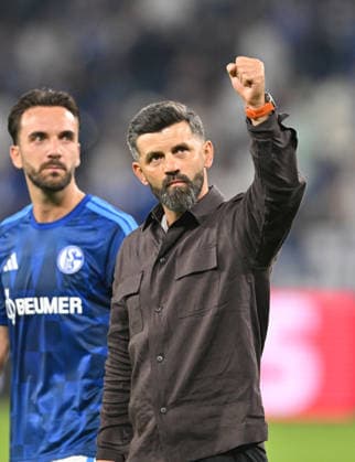 S04 auf der Ehrenrunde, Jubel Trainer Miron Muslic (FC Schalke 04) hinten Kenan Karaman (FC Schalke 04). Fussball 1. Bundesliga, 2.Spieltag, FC Schalke 04 - FC Bayern München 0:0, am 05.09.2026 in Gelsenkirchen Deutschland. DFL regulations prohibit any use of photographs as image sequences and or quasi-video Â *** S04 on the victory lap; Coach Miron Muslic of FC Schalke 04 celebrates, with Kenan Karaman of FC Schalke 04 in the background; Soccer, 1st Bundesliga, Matchday 2, FC Schalke 04 vs. FC Bayern Munich 0–0, on September 5, 2026, in Gelsenkirchen, Germany. DFL regulations prohibit any use of photographs as image sequences and or quasi-video.