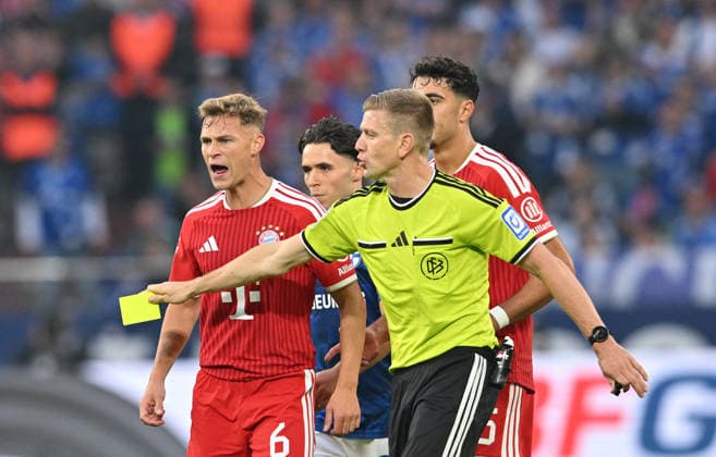 Joshua Kimmich (Bayern München) wütend, Schiedsrichter Robert Schroeder (Schröder) beruhigt die Szene. Fussball 1. Bundesliga, 2.Spieltag, FC Schalke 04 - FC Bayern München 0:0, am 05.09.2026 in Gelsenkirchen Deutschland. DFL regulations prohibit any use of photographs as image sequences and or quasi-video Â *** Joshua Kimmich of Bayern Munich is furious; referee Robert Schroeder calms the situation down. Soccer, Bundesliga 1, Matchday 2, FC Schalke 04 vs. FC Bayern Munich 0–0, on September 5, 2026, in Gelsenkirchen, Germany. DFL regulations prohibit any use of photographs as image sequences and or quasi-video.