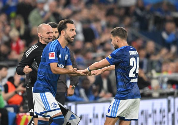 (l-r) Kenan Karaman (FC Schalke 04), Adil Aouchiche (FC Schalke 04) Auswechslung, Einwechslung. Fussball 1. Bundesliga, 2.Spieltag, FC Schalke 04 - FC Bayern München 0:0, am 05.09.2026 in Gelsenkirchen Deutschland. DFL regulations prohibit any use of photographs as image sequences and or quasi-video Â *** l r Kenan Karaman, FC Schalke 04; Adil Aouchiche, FC Schalke 04 (substituted out, substituted in), Soccer, Bundesliga 1, Matchday 2, FC Schalke 04 vs. FC Bayern Munich 0–0, on September 5, 2026, in Gelsenkirchen, Germany. DFL regulations prohibit any use of photographs as image sequences and or quasi-video.