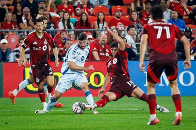 September 5, 2026, Toronto, On, Canada: Toronto FC s Benjam™n Kuscevic (13) kicks the ball from Chicago Fire FC s Jonathan Dean (24) during first half MLS, Fussball Herren, USA soccer action in Toronto, on Saturday, Sept. 5, 2026. Canada News - September 5, 2026 - ZUMAc35_ 20260905_zaf_c35_097 Copyright: xKeitoxNewmanx