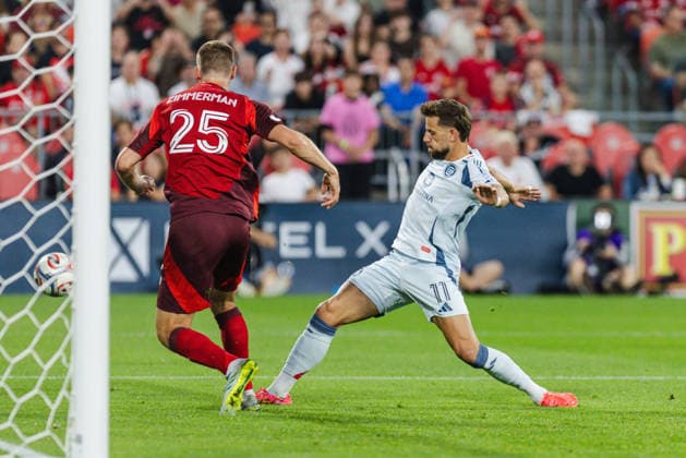 Philip Zinckernagel of Chicago Fire FC contests with Walker Zimmerman of Toronto FC during the MLS, Fussball Herren, USA Regular Season match between Toronto FC and Chicago Fire FC on September 5th, 2026 in BMO Field, Toronto, Ontario, Canada Copyright: xCurtisxWongx xSPPx Sportspressphoto_SPR224180