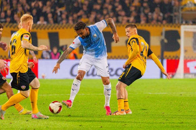 Deutschland: 2.Bundesliga, Saison 2026 2027, 05.09.2026, 4. Spieltag, SG Dynamo Dresden vs VfL Bochum, Rudolf-Harbig-Stadion : Sean Desmond Klaiber (VfL Bochum, 2) im Zweikampf gegen Tobias Raschl (SG Dynamo Dresden, 21) *** Germany 2. Bundesliga, 2026–2027 Season, September 5, 2026, Matchday 4, SG Dynamo Dresden vs. VfL Bochum, Rudolf Harbig Stadium: Sean Desmond Klaiber (VfL Bochum) in a tackle against Tobias Raschl (SG Dynamo Dresden), 21 Copyright: xMichellexLukax