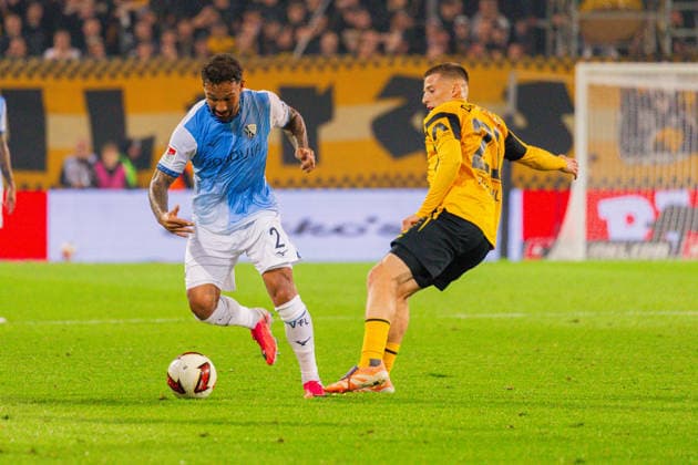 Deutschland: 2.Bundesliga, Saison 2026 2027, 05.09.2026, 4. Spieltag, SG Dynamo Dresden vs VfL Bochum, Rudolf-Harbig-Stadion : Sean Desmond Klaiber (VfL Bochum, 2) im Zweikampf gegen Tobias Raschl (SG Dynamo Dresden, 21) *** Germany 2. Bundesliga, 2026–2027 Season, September 5, 2026, Matchday 4, SG Dynamo Dresden vs. VfL Bochum, Rudolf Harbig Stadium: Sean Desmond Klaiber (VfL Bochum), No. 2, in a tackle against Tobias Raschl (SG Dynamo Dresden), No. 21 Copyright: xMichellexLukax