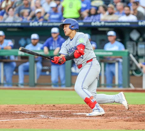MLB, Baseball Herren, USA 2026: Blue Jays Vs Royals Sep 5th SEP 5, 2026: Toronto Blue Jays third baseman Kazuma Okamoto (7) hits a double in the 3rd inning at Kauffman Stadium Kansas City, MO. Roman Puno CSM (Credit Image: Â Roman Puno Cal Media) Kansas City Missouri United States EDITORIAL USE ONLY Copyright: xx ZUMA-20260905_zma_c04_377.jpg RomanxPunox csmphotothree517825