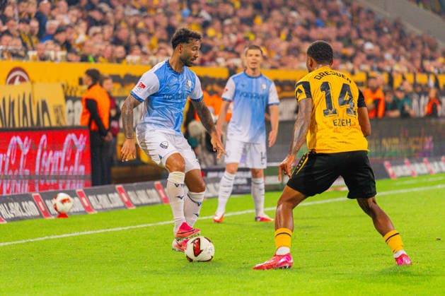 Deutschland: 2.Bundesliga, Saison 2026 2027, 05.09.2026, 4. Spieltag, SG Dynamo Dresden vs VfL Bochum, Rudolf-Harbig-Stadion : Sean Desmond Klaiber (VfL Bochum, 2) im Zweikampf gegen Brooklyn Ezeh (SG Dynamo Dresden, 14) *** Germany 2. Bundesliga, 2026–2027 Season, September 5, 2026, Matchday 4, SG Dynamo Dresden vs. VfL Bochum, Rudolf Harbig Stadium: Sean Desmond Klaiber (VfL Bochum, 2) in a tackle against Brooklyn Ezeh (SG Dynamo Dresden, 14) Copyright: xMichellexLukax
