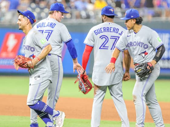 SEP 5, 2026: Toronto Blue Jays third baseman Kazuma Okamoto (7) celebrates with teammates after a win against the Kansas City Royals at Kauffman Stadium Kansas City, MO. CSM MLB, Baseball Herren, USA 2026: Blue Jays Vs Royals Sep 5th  - ZUMAc04_ 20260905_zma_c04_390 Copyright: xRomanxPunox